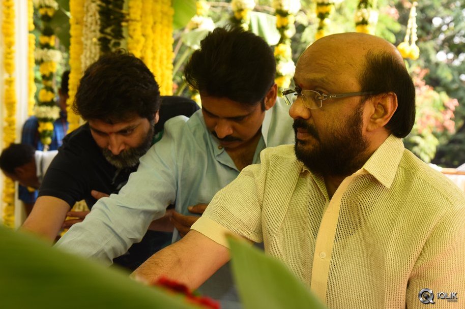 Pawan-Kalyan-and-Trivikram-New-Movie-Opening-Photos